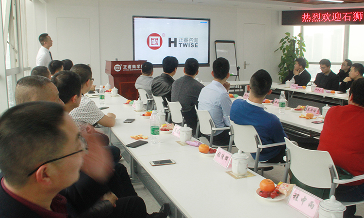 石獅市服裝產(chǎn)業(yè)聯(lián)盟、石獅市染整同業(yè)公會來我司參訪交流并赴標(biāo)桿項目德永佳參觀學(xué)習(xí)