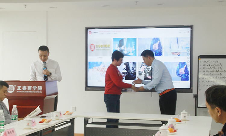 石獅市服裝產(chǎn)業(yè)聯(lián)盟、石獅市染整同業(yè)公會來我司參訪交流并赴標(biāo)桿項目德永佳參觀學(xué)習(xí)