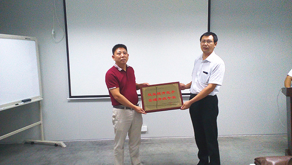 天行健贈(zèng)送正睿咨詢(xún)效益提升能手，管理升級(jí)專(zhuān)家牌匾