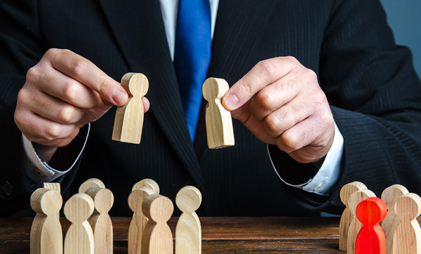 如何根據(jù)行業(yè)和市場(chǎng)狀況進(jìn)行薪酬調(diào)整？