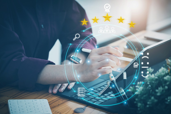 如何根據(jù)行業(yè)和市場(chǎng)狀況進(jìn)行薪酬調(diào)整？