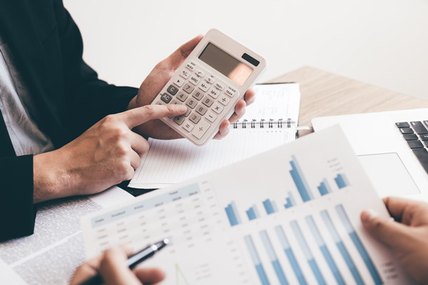 預(yù)算控制：嚴(yán)格控制預(yù)算，降低成本