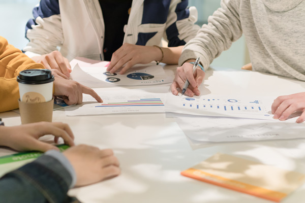 培養(yǎng)組織人才，提升員工素質(zhì)和技能，增強(qiáng)核心競(jìng)爭(zhēng)力