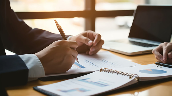 制定策略：根據(jù)目標(biāo)和分析結(jié)果，制定實現(xiàn)路徑