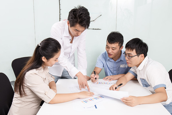 設(shè)計(jì)合理激勵(lì)機(jī)制，激發(fā)員工工作積極性和創(chuàng)新精神