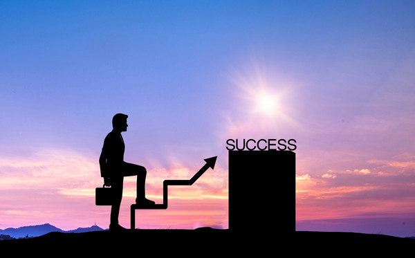 全面評(píng)估戰(zhàn)略風(fēng)險(xiǎn)，及時(shí)調(diào)整戰(zhàn)略方向