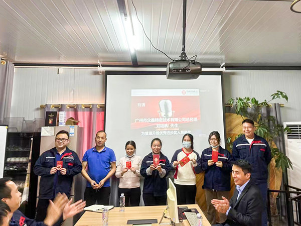 眾鑫精密總經理劉裕帆先生（右）頒發(fā)管理升級優(yōu)秀進步獎