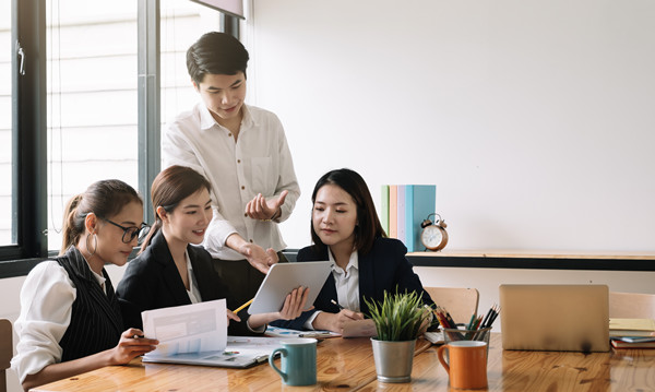 戰(zhàn)略協(xié)作：凝聚團隊力量，共創(chuàng)輝煌未來