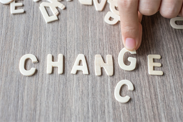 創(chuàng)新企業(yè)管理模式，引領(lǐng)行業(yè)變革，塑造品牌力量