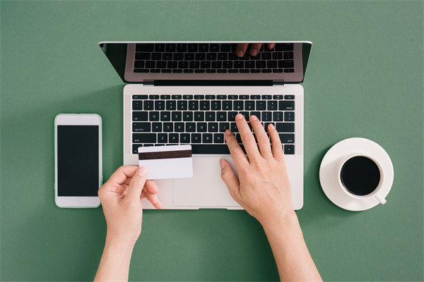 定期薪酬審查：定期審查，確保制度合理性