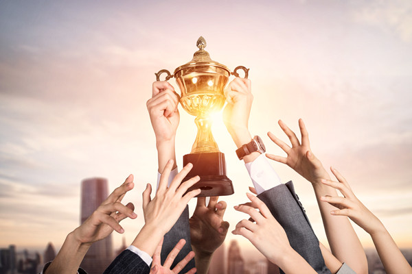 結(jié)合企業(yè)薪酬實(shí)踐談?wù)勅绾翁嵘髽I(yè)的薪酬競(jìng)爭(zhēng)力？