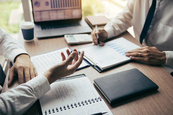 結(jié)合企業(yè)薪酬實(shí)踐談?wù)勅绾翁嵘髽I(yè)的薪酬競(jìng)爭(zhēng)力？