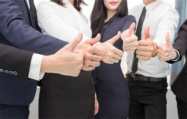 在企業(yè)管理中，專權(quán)式和民主式管理各有哪些優(yōu)缺點(diǎn)？