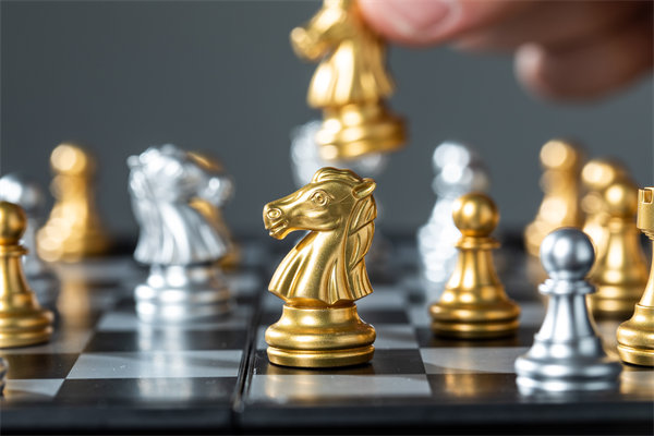 結(jié)合實(shí)際，談?wù)勂髽I(yè)在戰(zhàn)略薪酬設(shè)計(jì)時(shí)要注意哪些問題？