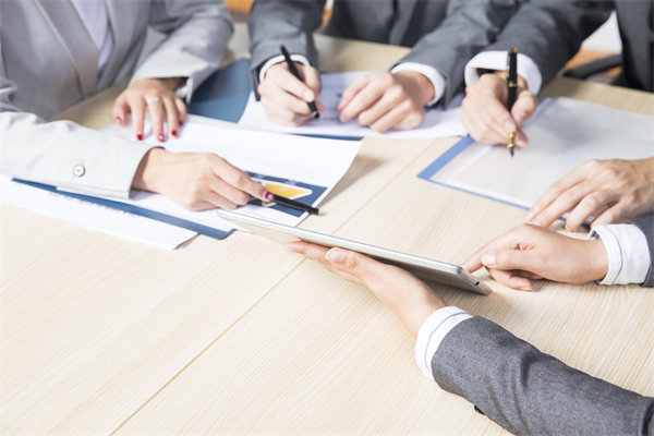 要實現(xiàn)公司發(fā)展目標，組織變革應(yīng)該注意解決什么問題？