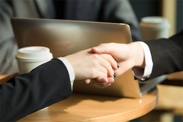 在客戶服務(wù)中如何有效傳遞和強化品牌的核心價值觀？