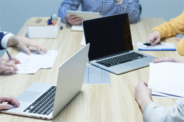 企業(yè)的戰(zhàn)略是精心設(shè)計的，還是臨機應(yīng)變的？