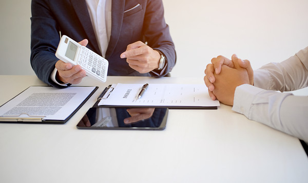 績(jī)效管理中，如何有效溝通反饋以促進(jìn)員工成長(zhǎng)？