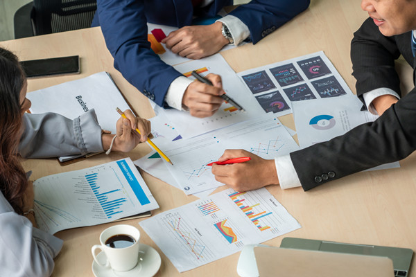 如何構(gòu)建有效的集團風險管理框架，應(yīng)對不確定性？