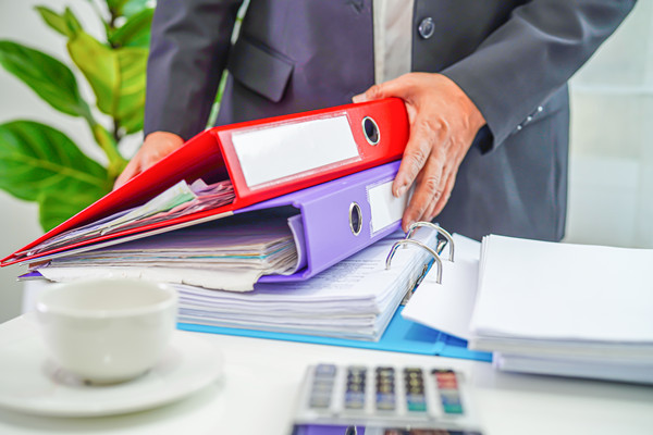 組織規(guī)劃中如何平衡集權(quán)與分權(quán)，促進(jìn)決策效率？