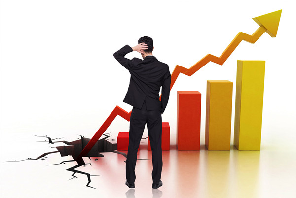 員工績效不佳時，應(yīng)采取哪些策略進(jìn)行干預(yù)與提升？