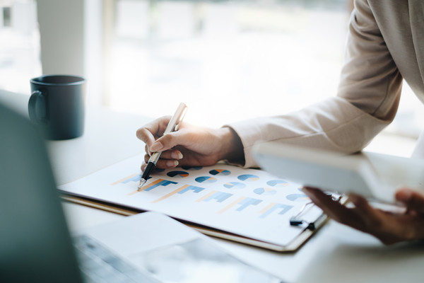 預算管理過程中如何有效應對市場波動與不確定性？