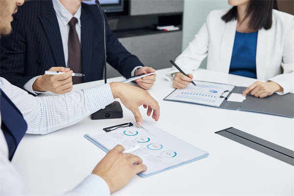 績效管理中，如何有效反饋以促進員工持續(xù)改進與成長？