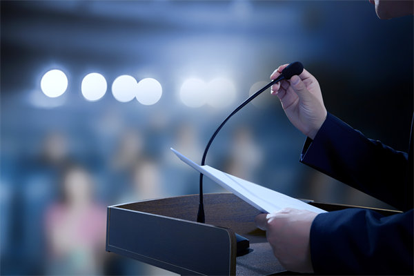 績效管理中，如何有效反饋以促進員工持續(xù)改進與成長？