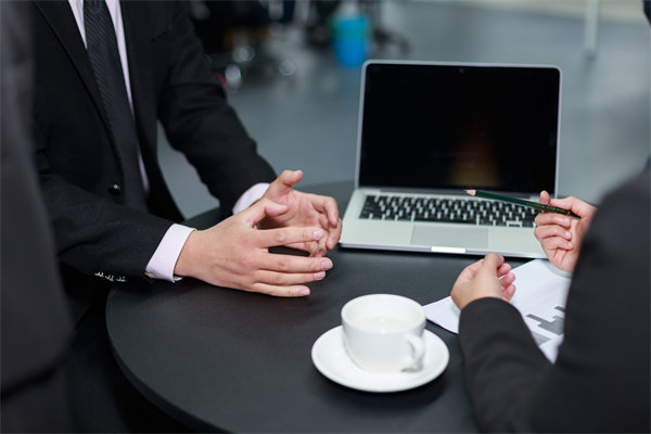 如何實施360度績效評估，確保反饋全面且客觀？