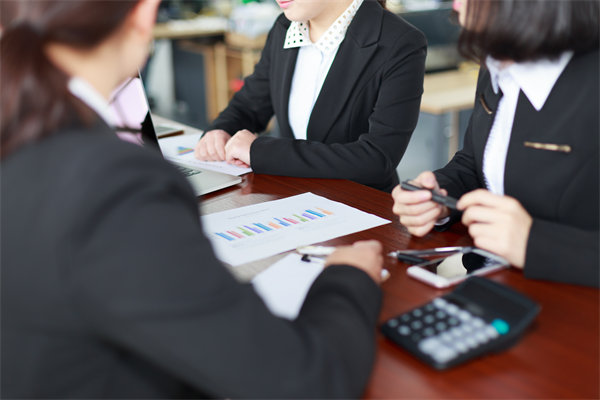 初創(chuàng)企業(yè)如何設(shè)定合理的薪酬策略吸引人才？