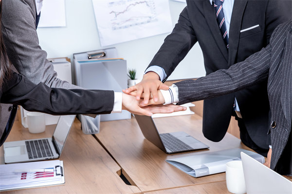 績效考核體系如何平衡短期成果與長期戰(zhàn)略發(fā)展？