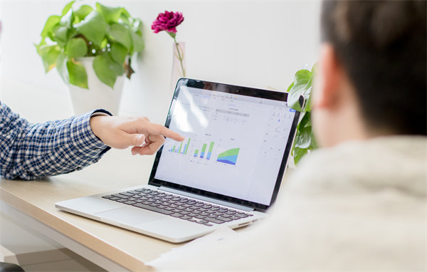 績效考核體系如何平衡短期成果與長期戰(zhàn)略發(fā)展？