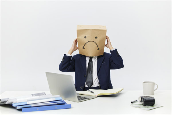 組織變革中，如何管理員工情緒與阻力，確保平穩(wěn)過(guò)渡？