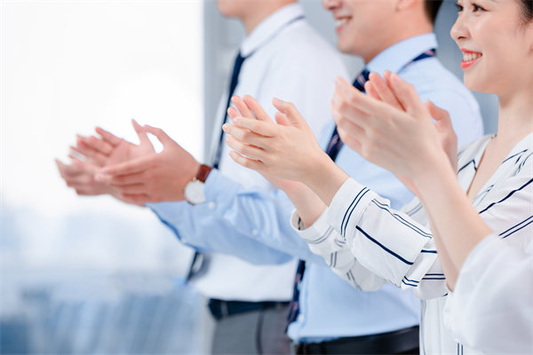 組織變革中，如何管理員工情緒與阻力，確保平穩(wěn)過渡？