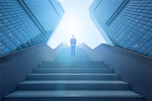 如何平衡新老員工薪酬差異，促進團隊和諧與效率？