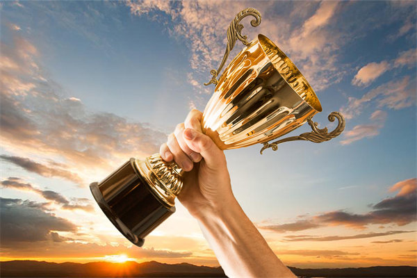 如何通過(guò)績(jī)效激勵(lì)機(jī)制激發(fā)團(tuán)隊(duì)的創(chuàng)新與活力？