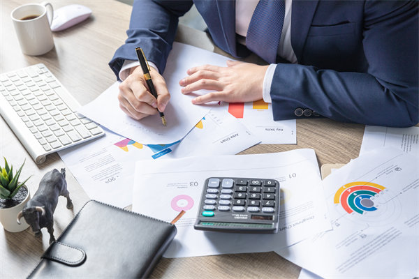 利用大數(shù)據(jù)與AI優(yōu)化績(jī)效管理流程，提升決策效率！