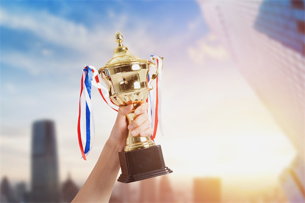 面對(duì)經(jīng)濟(jì)波動(dòng)，企業(yè)應(yīng)該如何靈活調(diào)整薪酬策略？