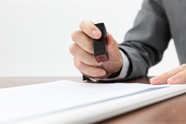 薪酬管理中如何確保合法合規(guī)，避免法律風險？