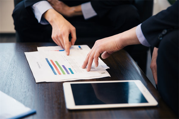 如何將企業(yè)長期戰(zhàn)略目標融入員工短期績效考核體系？