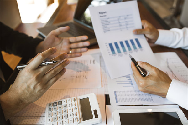 薪酬結構如何平衡固定與浮動部分，激勵員工績效？