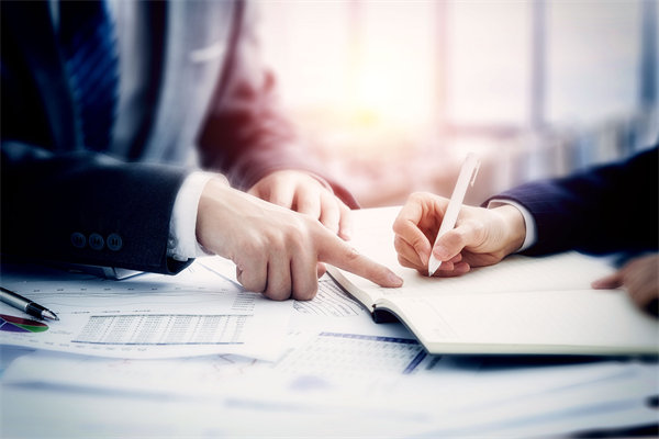 面對(duì)業(yè)績(jī)波動(dòng)，企業(yè)如何靈活調(diào)整績(jī)效評(píng)價(jià)標(biāo)準(zhǔn)？