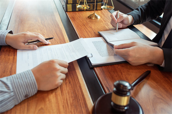 在變革中，如何有效管理組織內(nèi)部的沖突與不確定性？