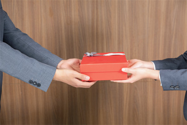 市場競爭激烈，如何制定薪酬策略以吸引并留住人才？