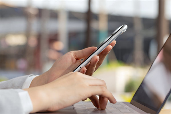 在遠(yuǎn)程工作模式下，如何有效監(jiān)控與評估員工績效？