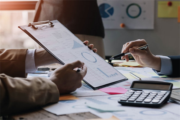 制定年度預(yù)算時(shí)，如何兼顧創(chuàng)新投入與成本控制？