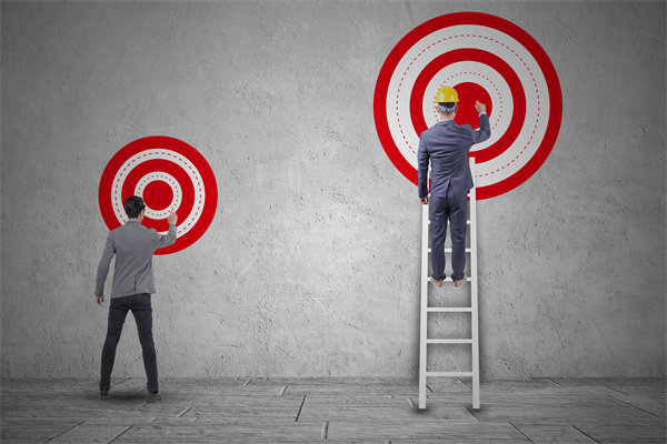 在薪酬體系構(gòu)建時，如何確保公平性，同時滿足員工期望？