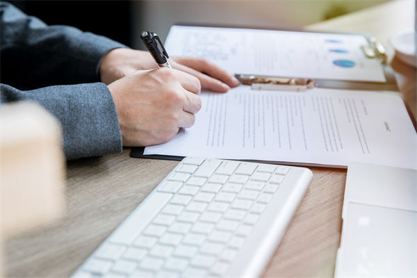 如何確保薪酬績效體系公平透明，增強(qiáng)員工信任？