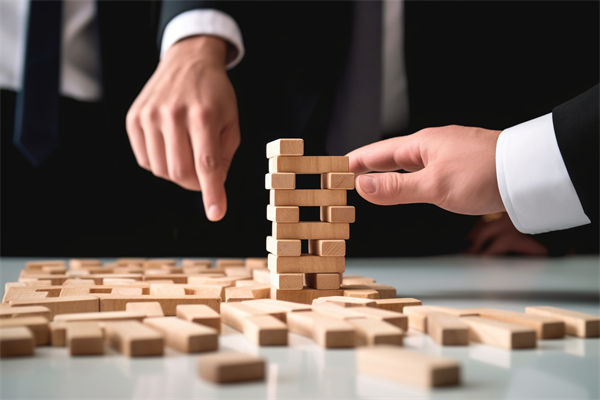 組織規(guī)劃管理中如何識別并應對潛在的風險和挑戰(zhàn)？