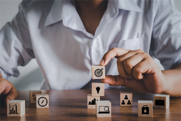 商業(yè)環(huán)境復(fù)雜多變，如何高效實施集團全面管控策略？